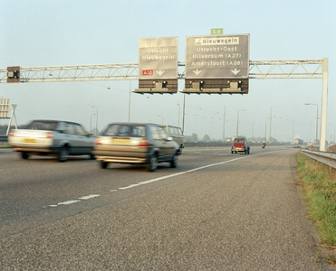 800805 Afbeelding van de wegwijzerborden boven de A12 te Utrecht ter hoogte van het verkeersplein Lunetten.